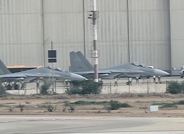 歼16集群编队，划过巴基斯坦天空，飞入红海、霍尔木兹海峡防空圈，美以雷达高强度搜