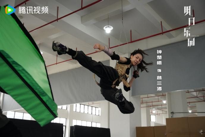 钟楚曦拿金鸡奖后迅速进组《明日乐园》，训练超刻苦，这适配度，林三酒就等她来诠释！
