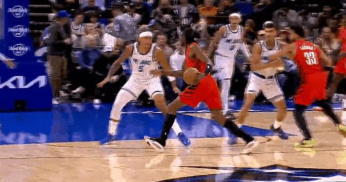 罗威居然底角三分命中。。。这年代把中锋都逼成啥样了。。。阿祖，要不咱也投几个试试