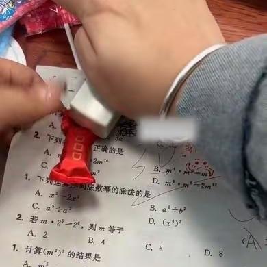 不要自我感动！
老师在试卷上装订小零食，
被家长狠狠上了一课，寒的是老师的心，丢
