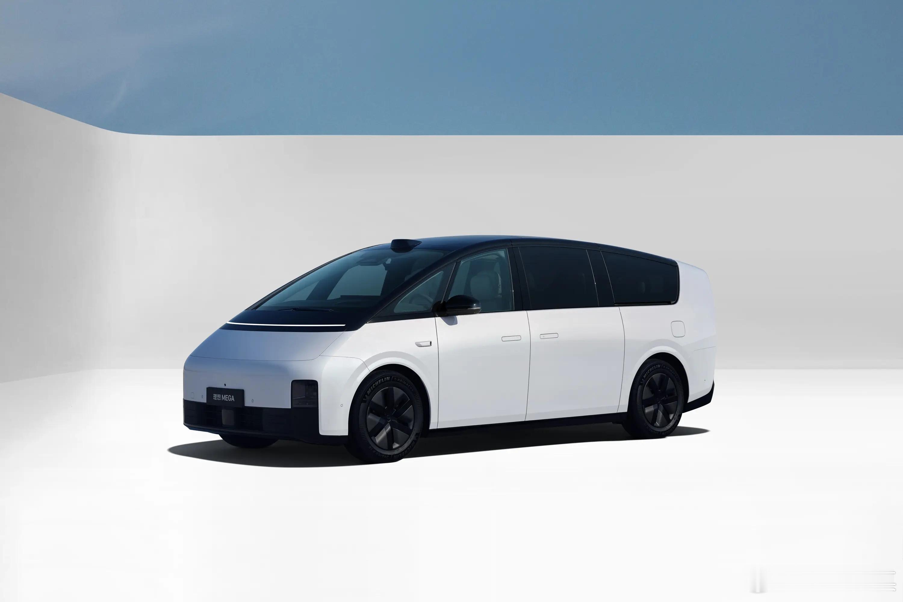 亲测理想MEGA，家庭场景打磨得真到位。二排座椅灵活旋转，搭桌板秒变亲子互动或临