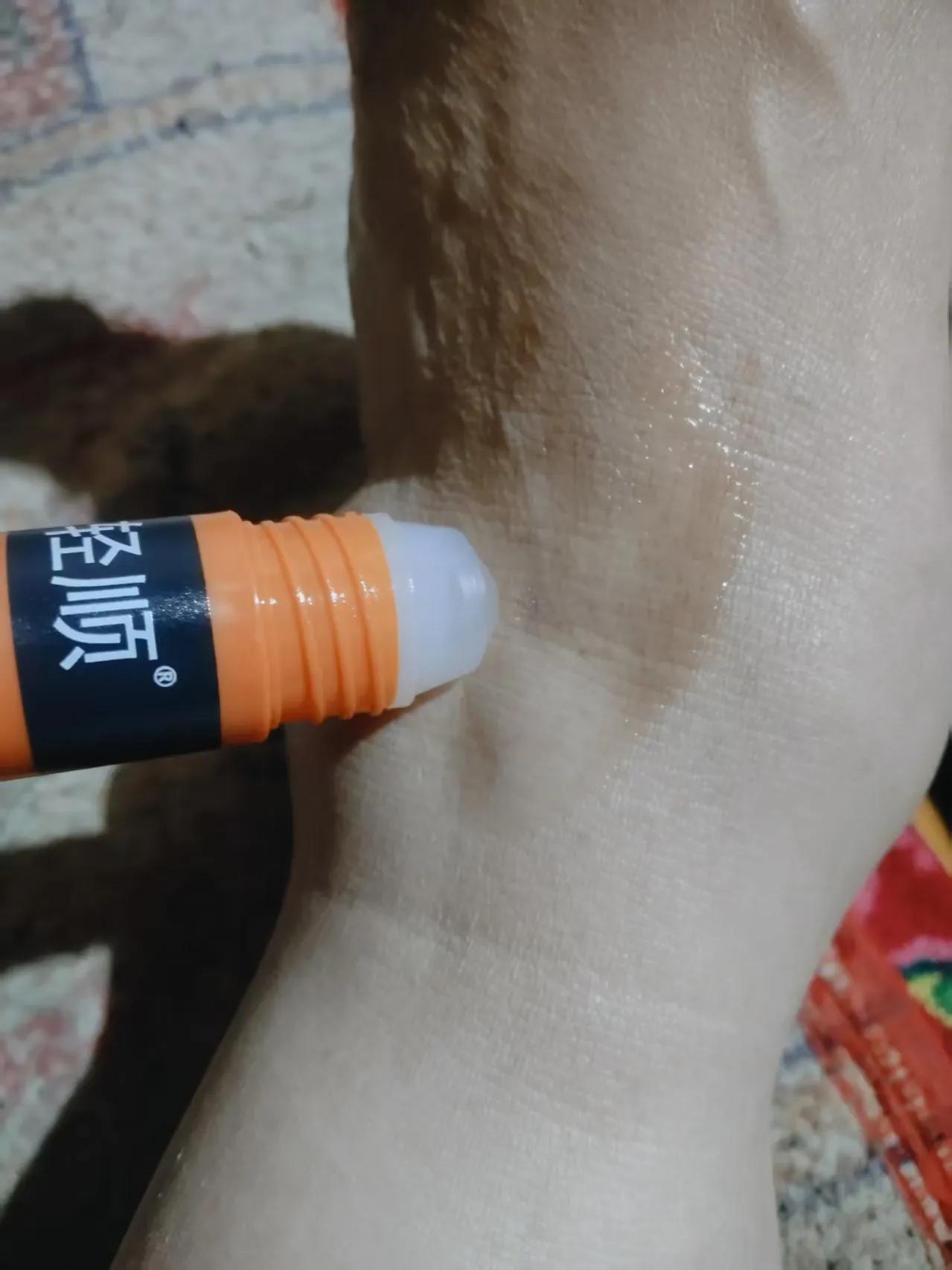 今天脚腕莫名剧痛，我慌了神，赶忙找出轻顺涂在疼处，轻轻按摩。很快，脚腕传来凉凉的