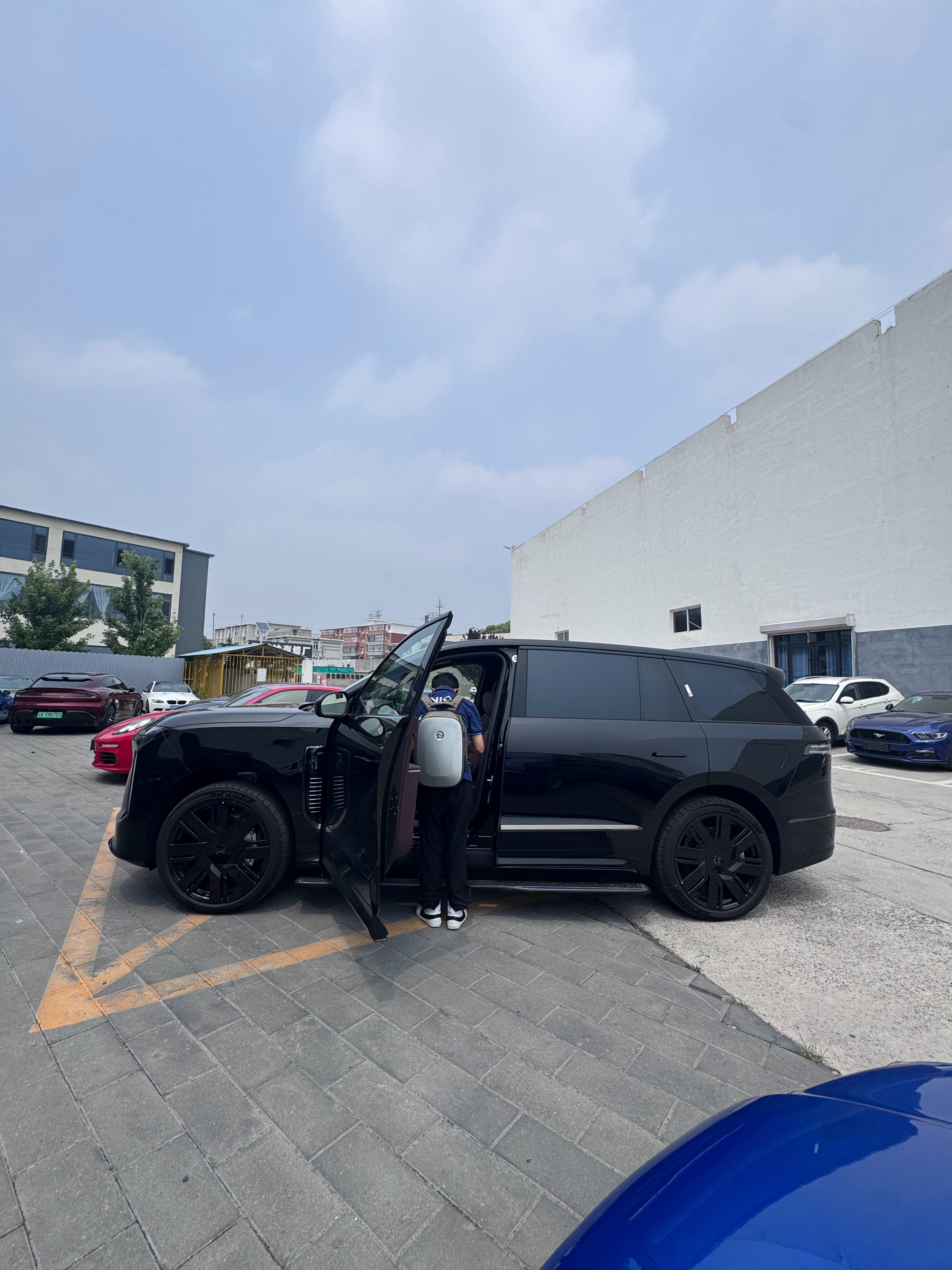 签收一台来贴膜的蔚来ES9蔚来自己的代驾 感觉不错