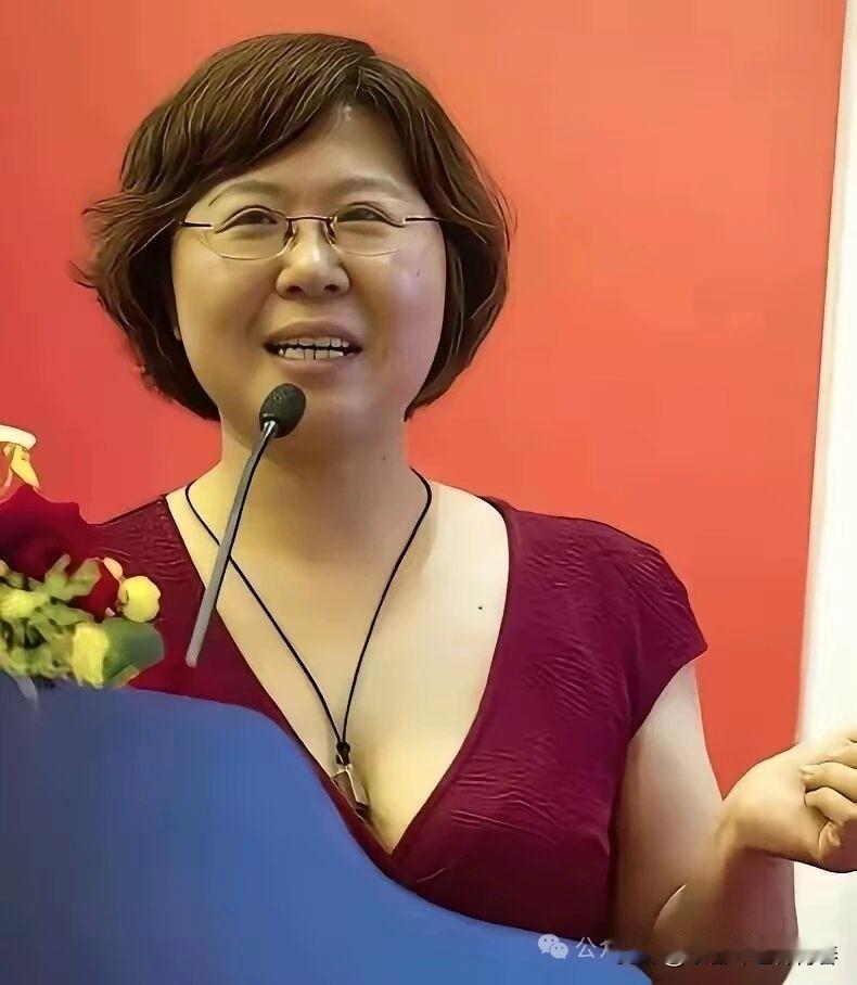 大写的尴尬！
在城市的角落，路灯闪烁着幽暗的光，把附近的女孩子的身影拉的很长，很