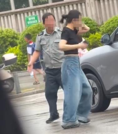 女子脚踹保安后被反手扇一耳光公共场所发生冲突，最忌以暴制暴。女子先行施暴有错在先