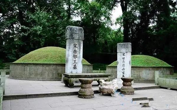 岳王墓前请塑一个长跪的赵构
西子湖畔岳王坟，千载风霜洗不去一腔忠魂血泪。八百年来
