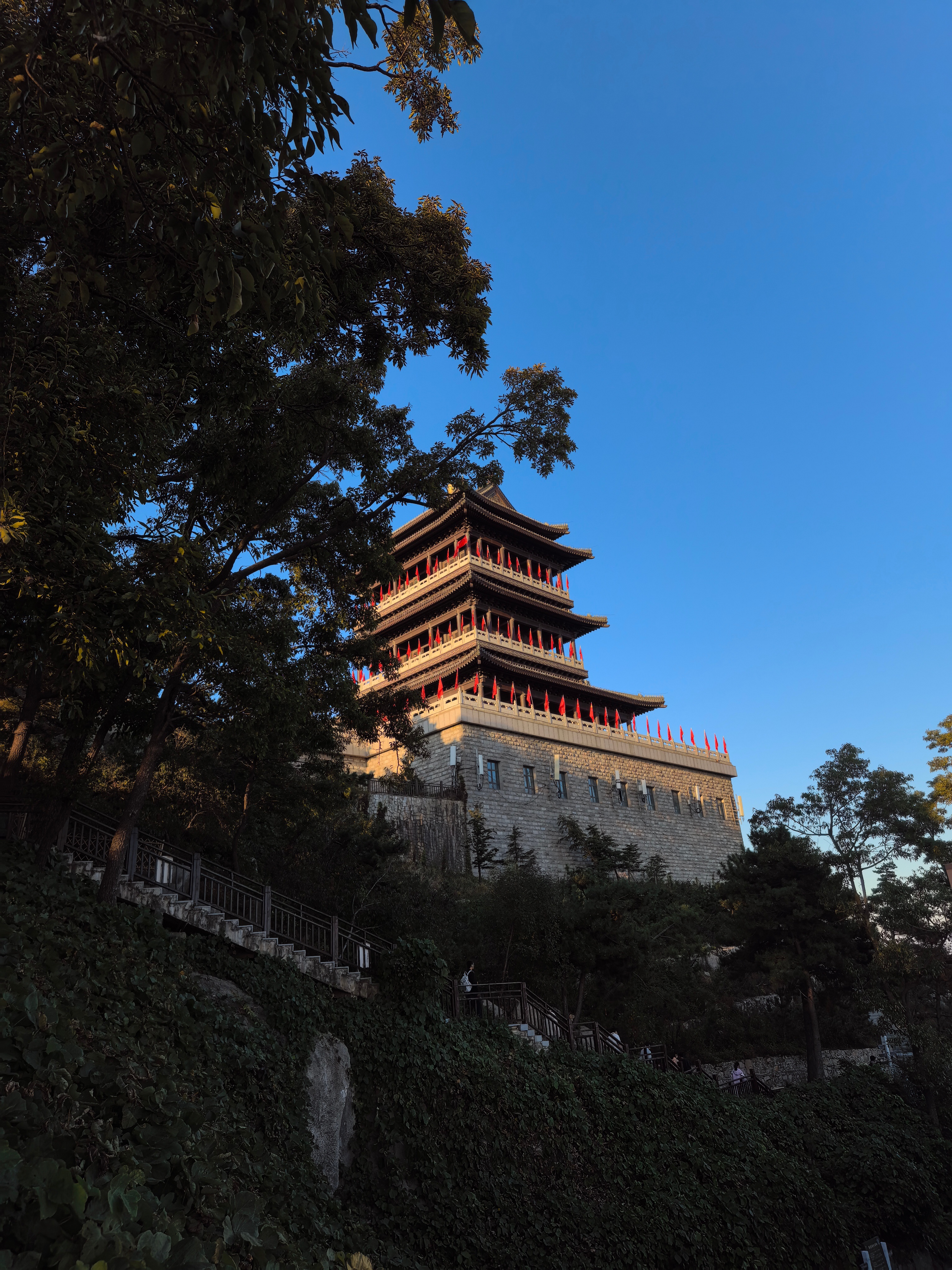 大家周五早上好，打工人的快乐曙光如期而至。前面四天的疲惫在此刻尽数积攒，上班主打