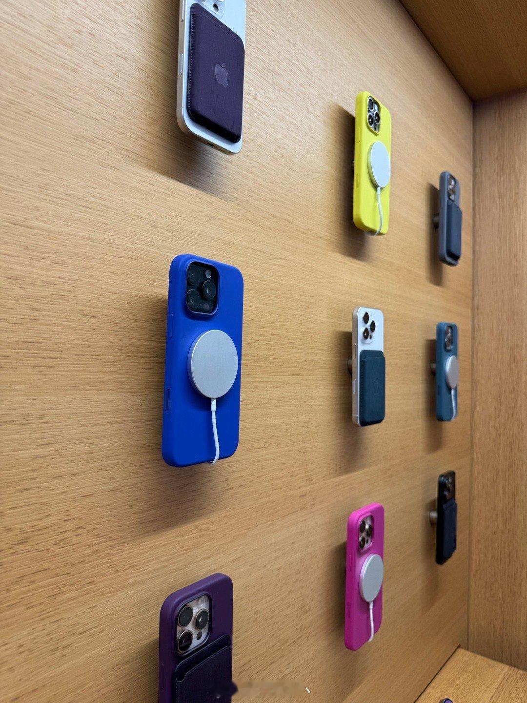 出来吃饭顺便又看看苹果的壳，没想到墙上这十几台 展示手机壳的 iPhone 16