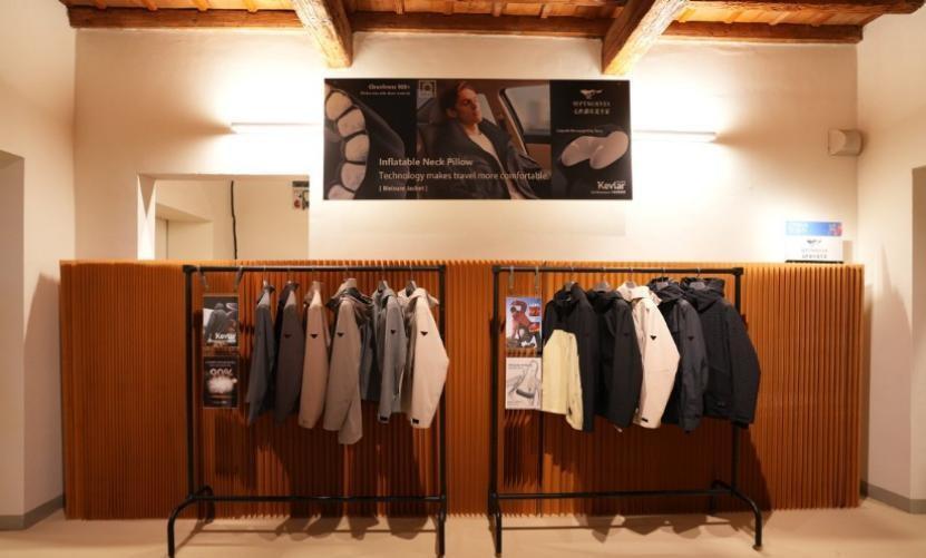 别再把西装塞进行李箱了。
七匹狼在顶级男装展PittiUomo放了个大招：一件夹