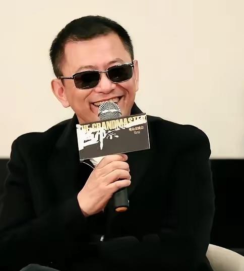 想不通墨镜在我们这咋还这么受推崇，早前在他那生活的文化沙漠样环境里拍一点文艺范就