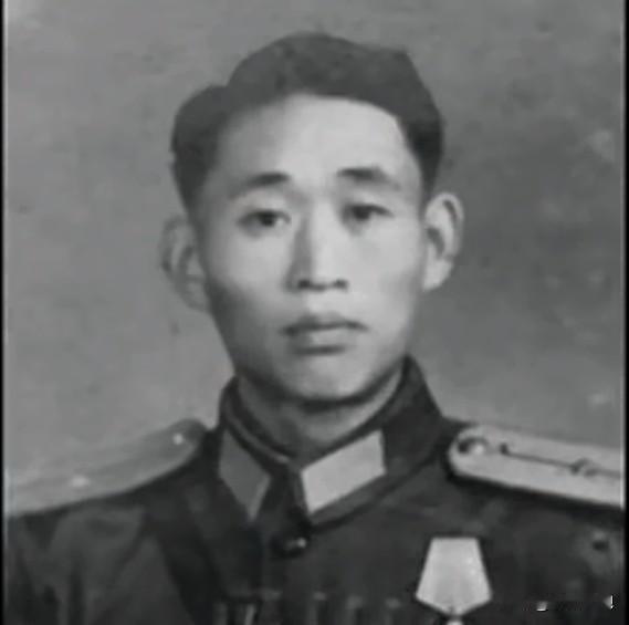 万子扬，江苏沭阳人，中共党员，志愿军第20军特务团排长。1947年参军，历经多场