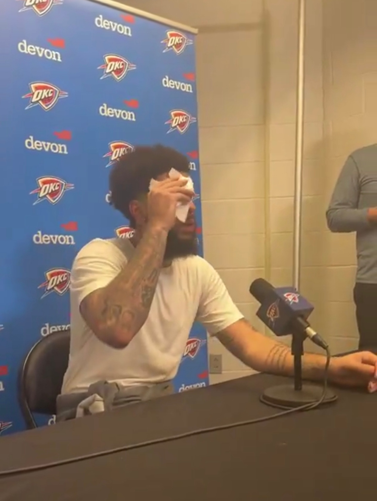 哈哈今天给肯威累的，洗完澡的赛后采访都在擦汗😂雷霆76人交易马刺战胜雷霆雷霆