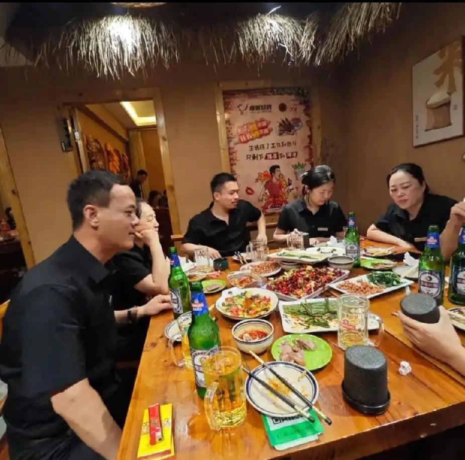 但人情事故总是有些例外的

比如朋友是个好热闹的人，就不在意多双筷子

比如你带