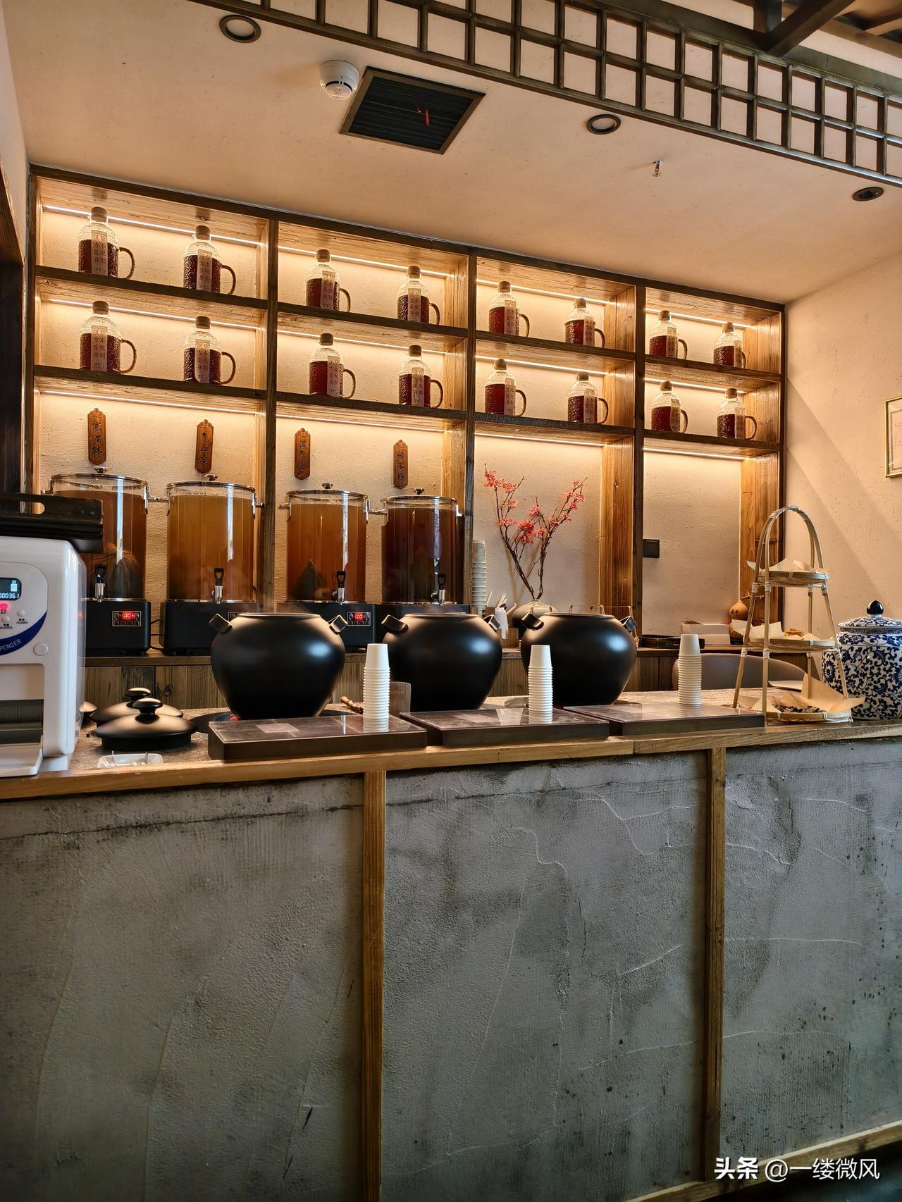 年纪轻轻就被腰间盘突出缠上，这几天腰疼得要命，坐下去再起来都费劲。实在扛不住，今