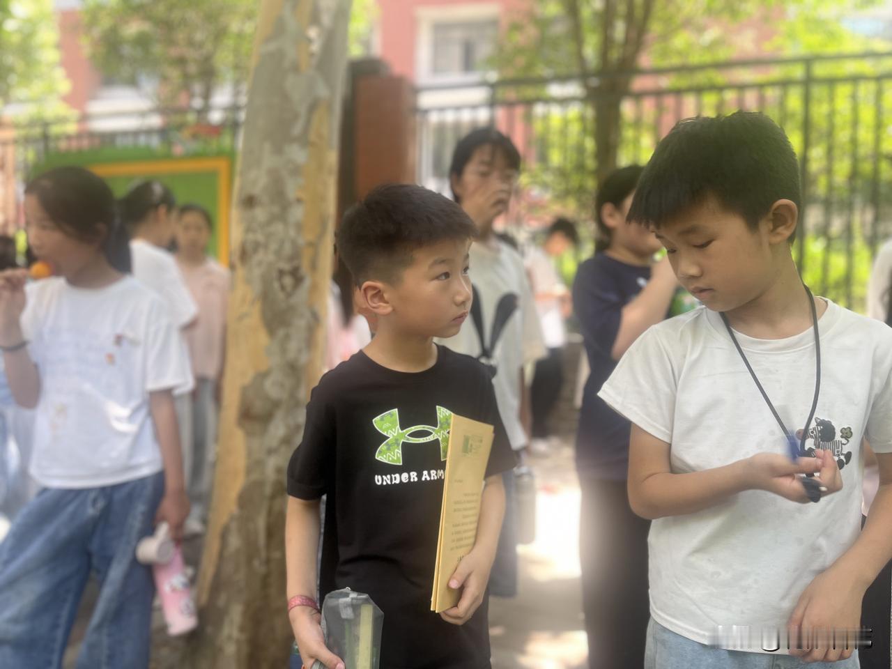“这个新本子不是田字格，看看老师能不能通融一下……”

听“通融”这个词从一个不