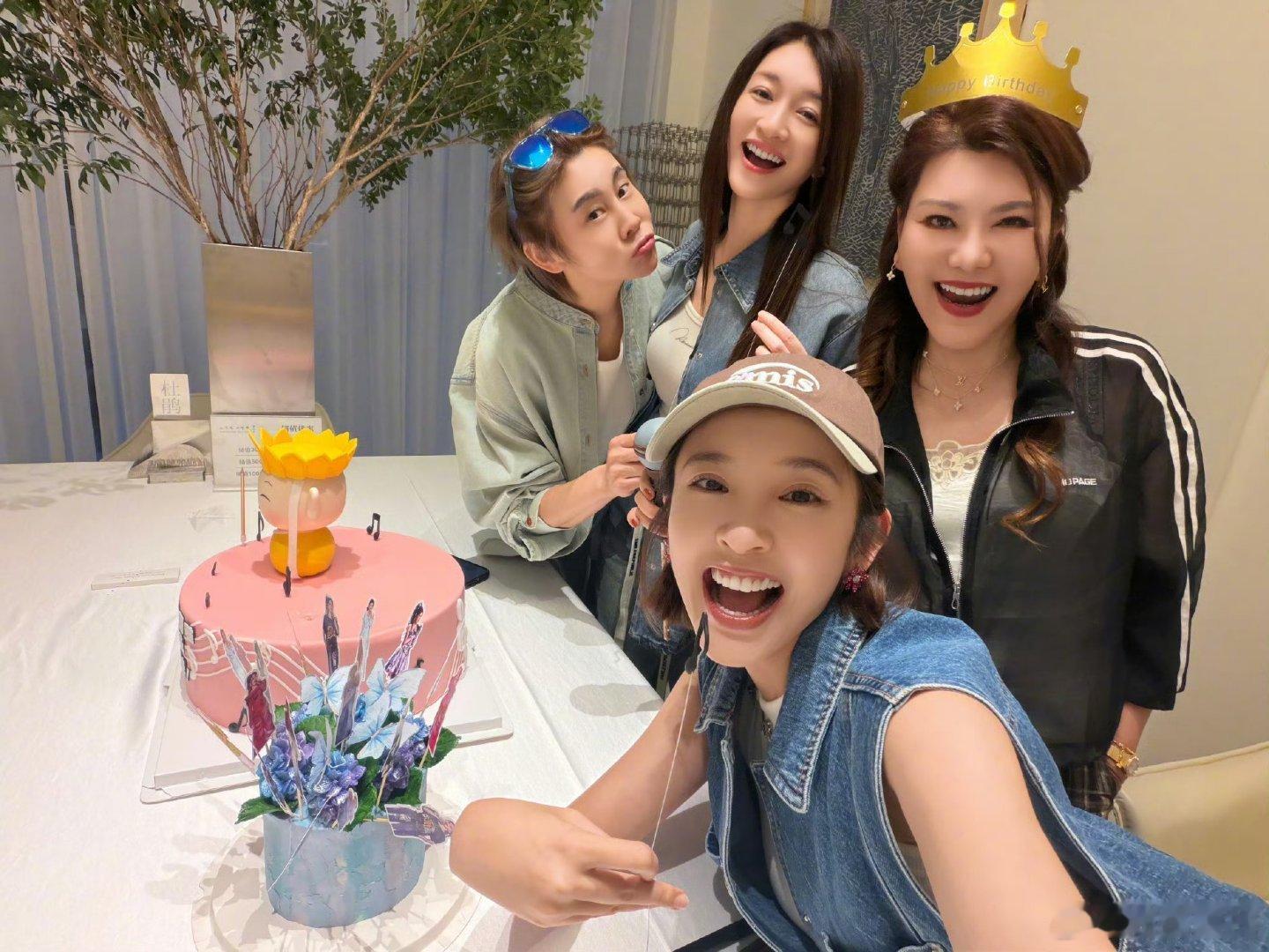 心愿便利贴组给乌兰图雅过生日 ​​​浪姐售后又来啦，心愿便利贴组的姐姐李小冉王濛