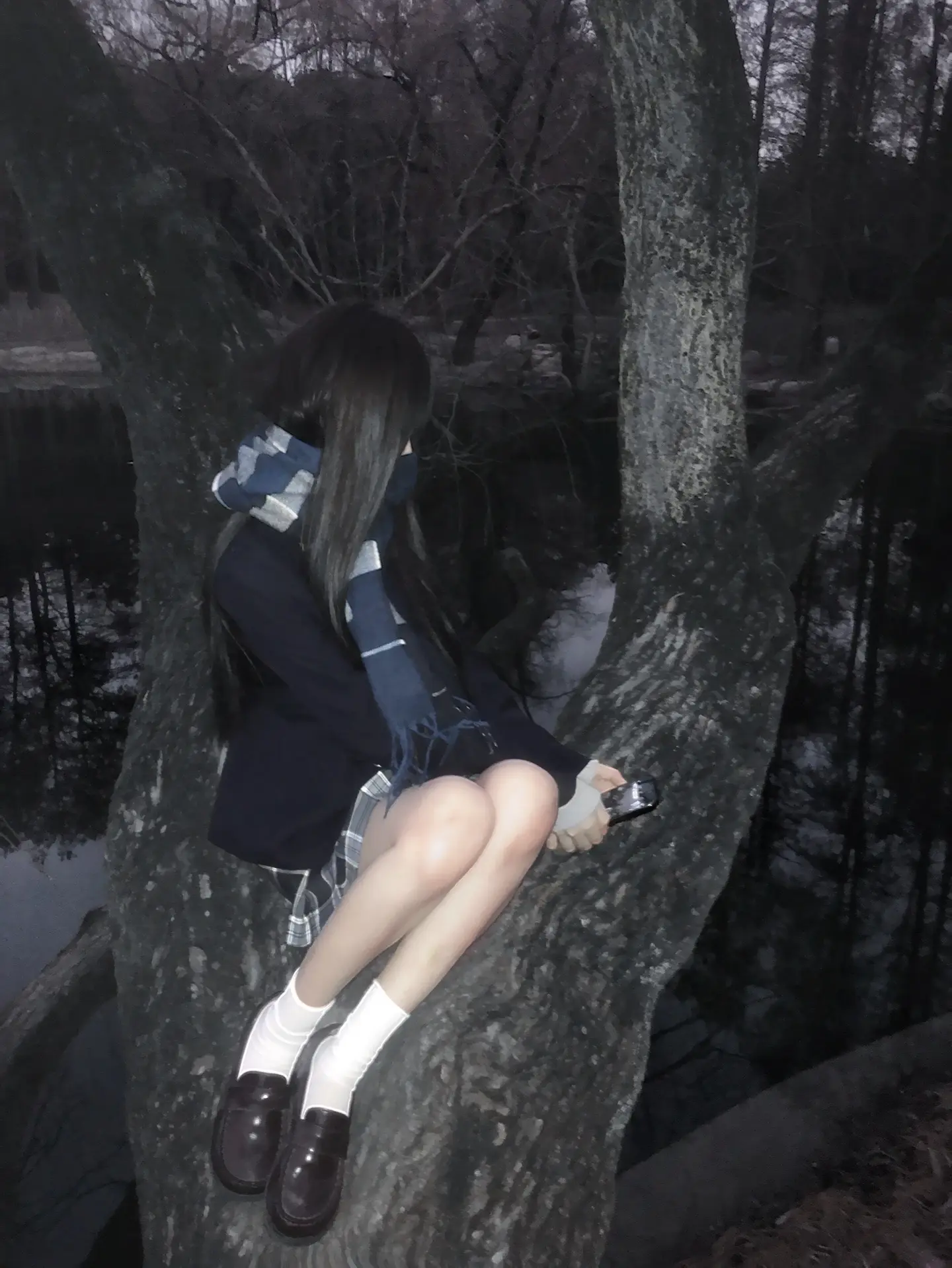 直子 我最近碰见一个女孩 她和你完全不同 截然相反 在这白灰相间的平原 她是我眼里唯一可见的一点翠绿 我本以为我只喜欢你那样的眼睛 可是我不想陪你难过了