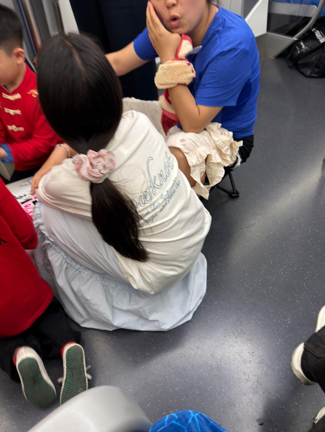 刚回成都就遇到震撼一幕
一群嬢嬢让他们孩子在地铁里尿尿，就当着人面，还有一个尿完