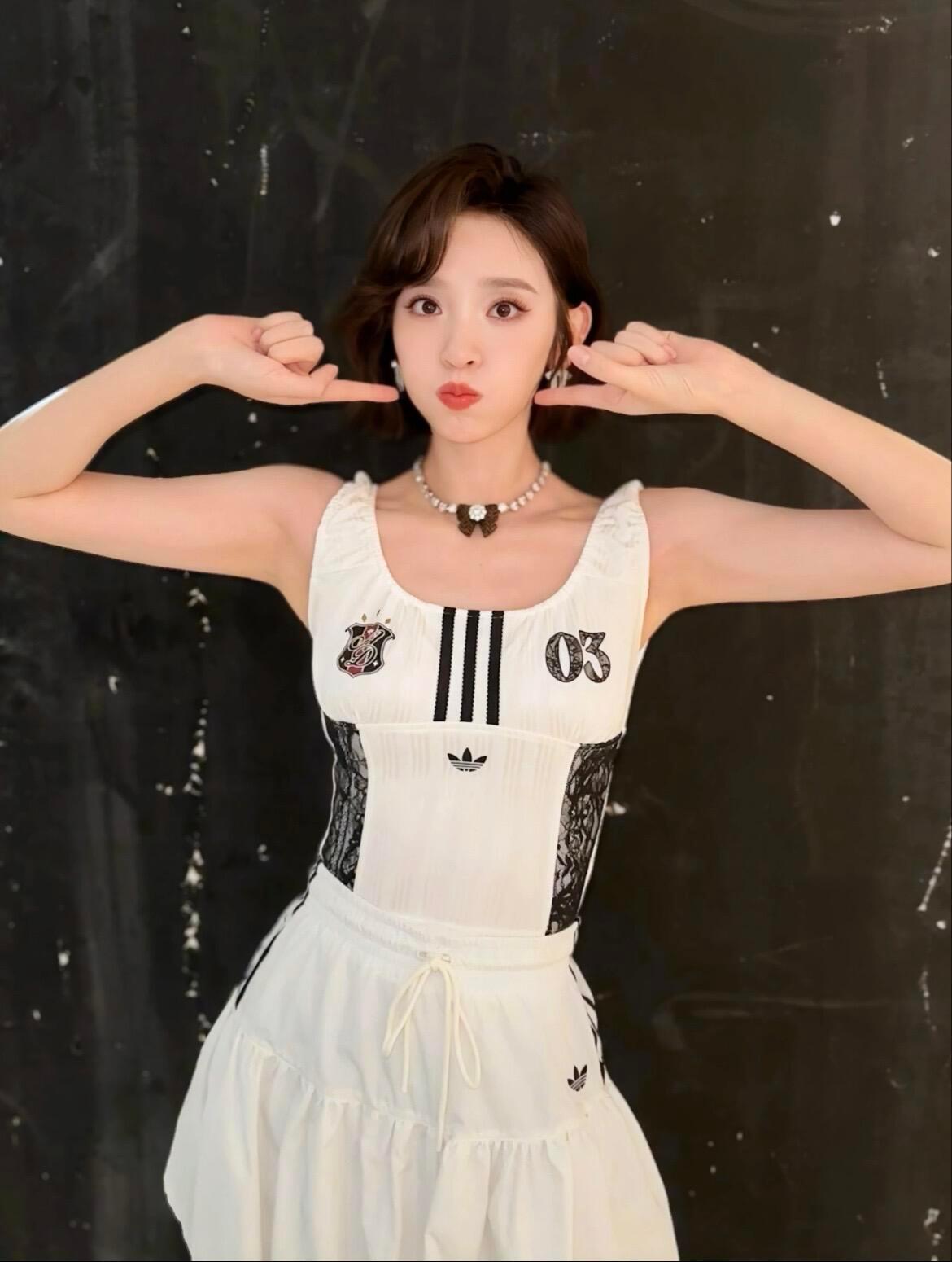 唐艺昕原来这么懂足球唐艺昕原来是资深球迷 有人表面上是甜美演员，背地里把越位和任