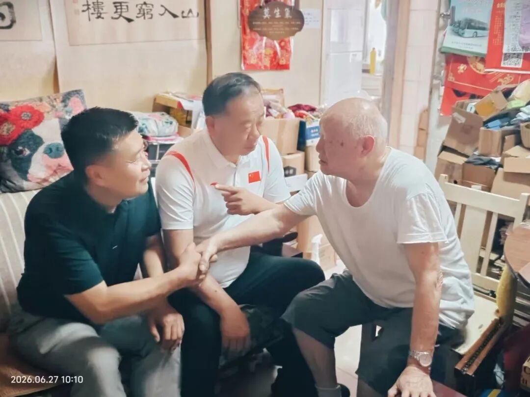 山东济宁一中书记李敬东6月27日看望离休老干部王建民并为他送上组织的关怀与暖心慰