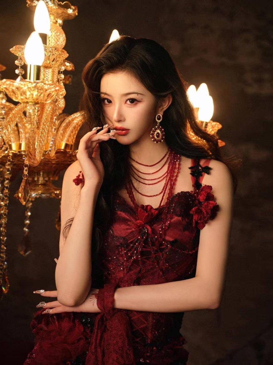 孔雪儿红玫瑰配新歌孔雪儿一整个红玫瑰既视感，酒红丝绒裹着碎钻与玫瑰，像暗夜里开得