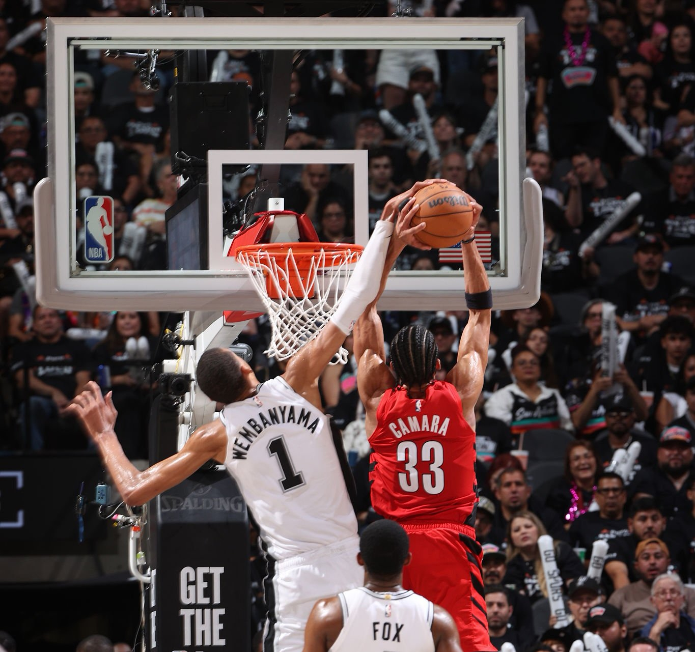 原来真的有人能把字写成这样在文班亚马的禁飞区，再帅的扣篮，再猛的肌肉，也只会成为