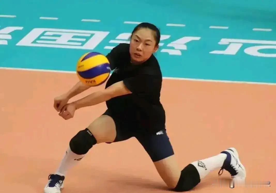 老将刘立雯也迎来自己的春天！
临退役的年龄被北京女排看中，现在转会到北京。
通过