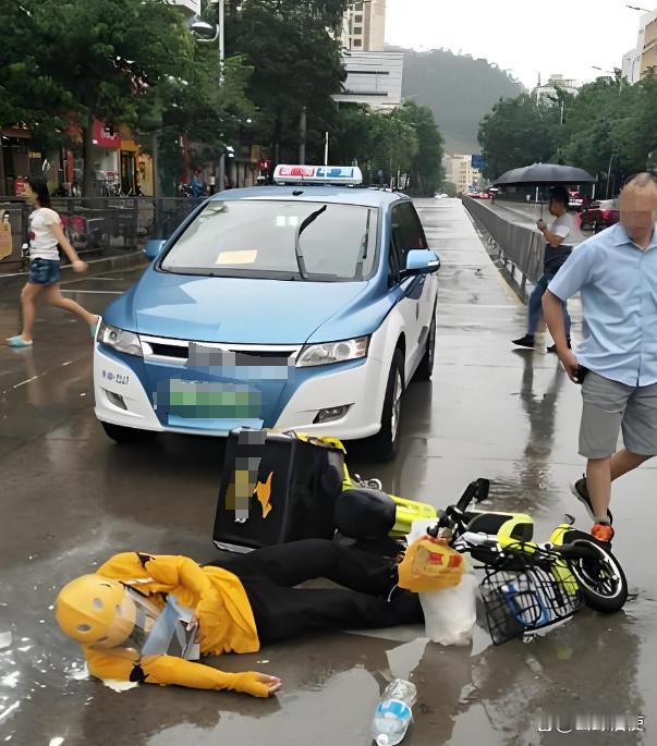 今天下午3点40去接小朋友，在回家的路上，听到“碰”的一声巨响，吓得我们赶紧随着