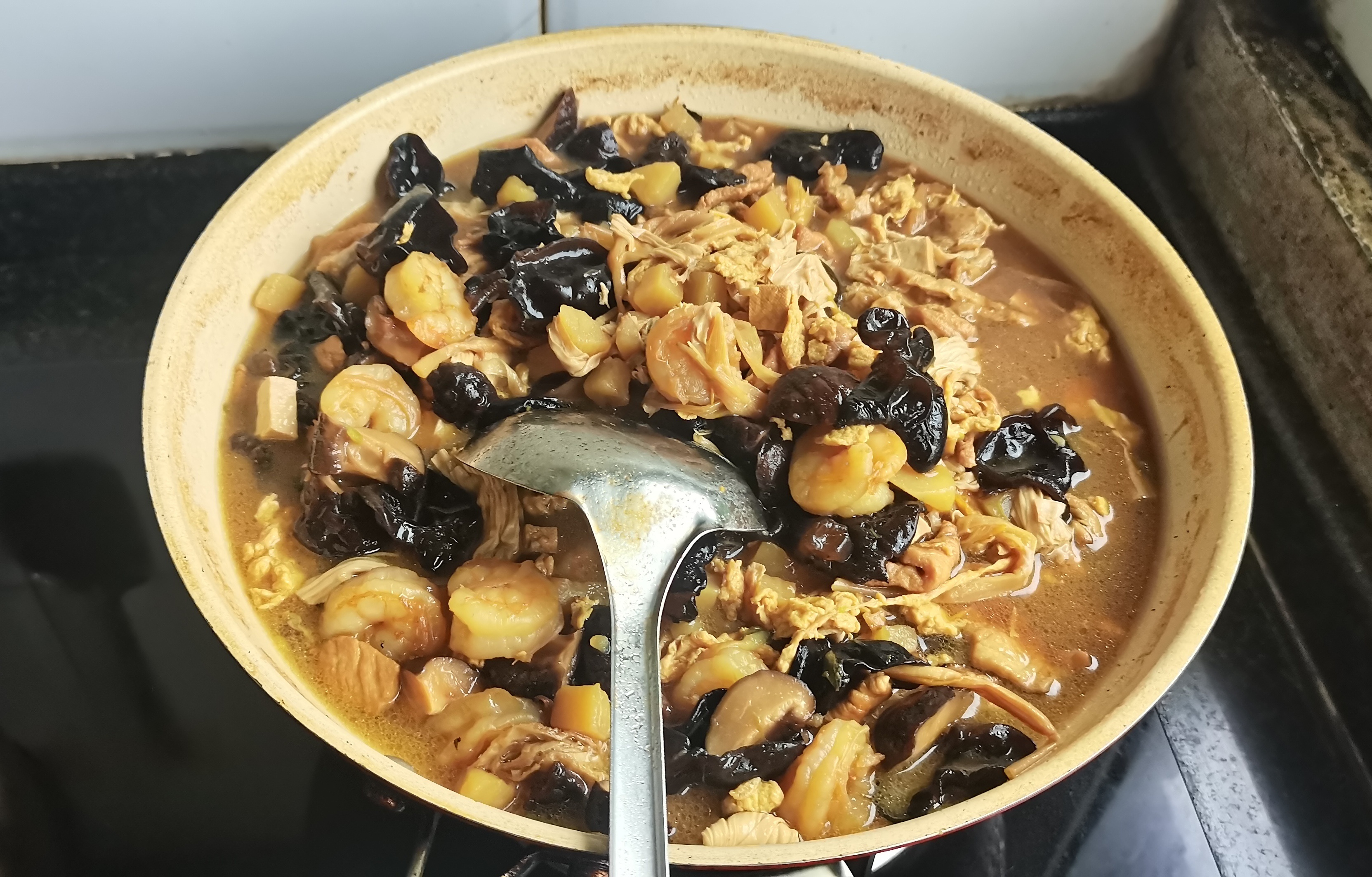 消夏美食 其它夏天吃捞面最爽口了，麻酱花椒油拌面，多放菜码儿，简单省事好吃。打卤