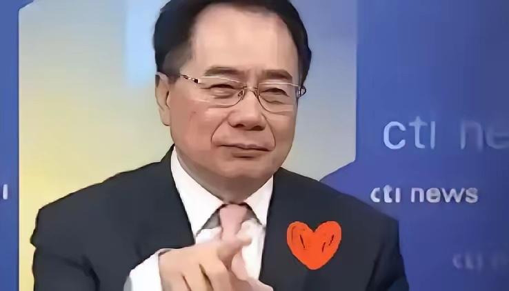 真正让人后背发凉的，不是蔡正元从海报上消失，而是整个行业都学会了用同一个姿势转身