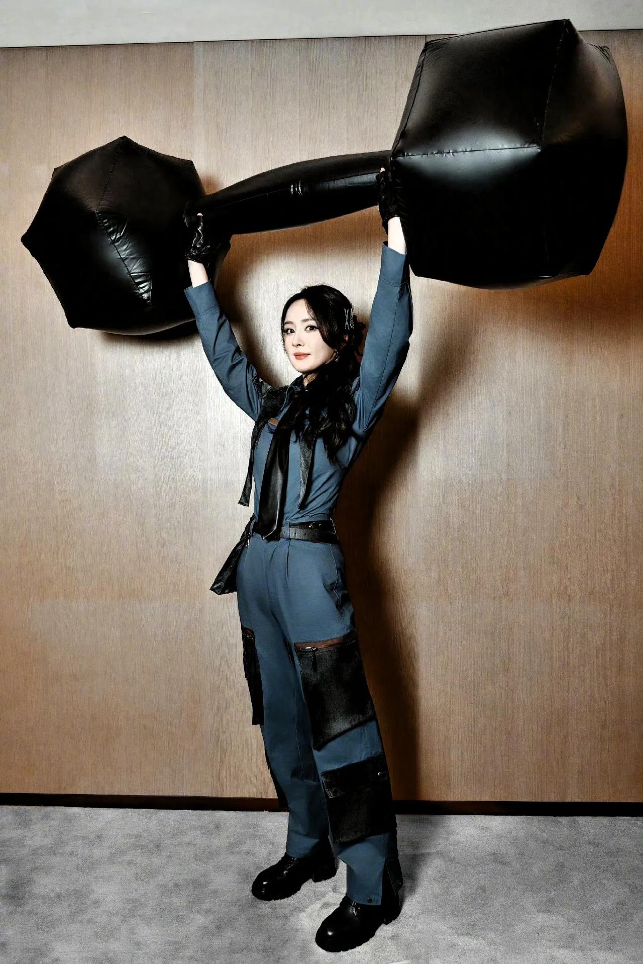 @杨幂 最新～举重🏋我最行[比心][呲牙]