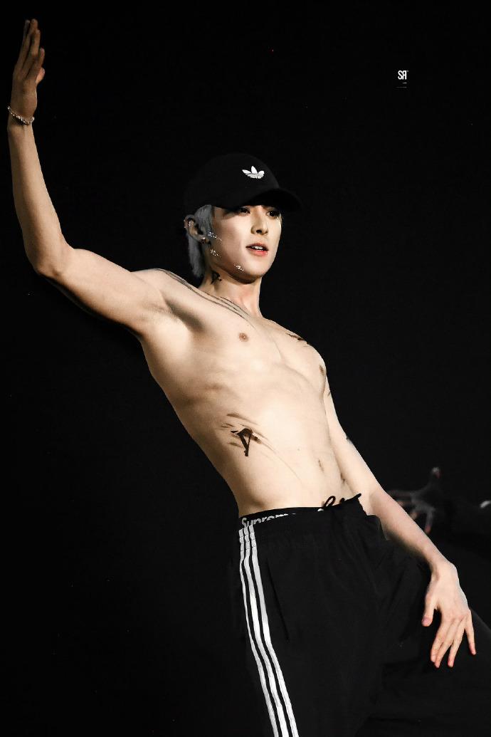 内娱宠粉天花板非王鹤棣莫属！澳门演唱会上他直接把粉丝“喂到饱”，舞蹈环节利落脱外