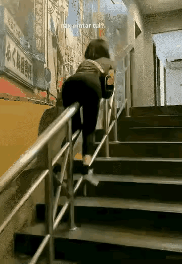 “卡布档”蹭痛了吧[捂脸]

这位美女突发奇想
放着好好的台阶不走
非要扒在不锈