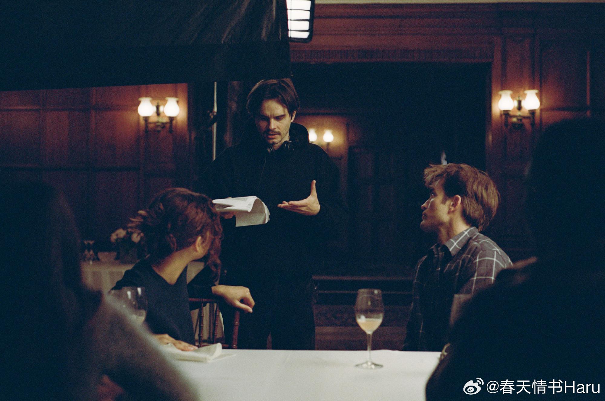 一张《爱情抓马》的幕后照，赞达亚和罗伯特·帕丁森望向导演克里斯托弗·博格利 