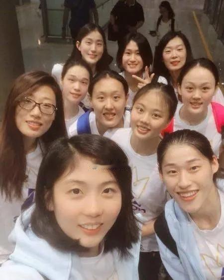 十位女排姑娘同框：

我认出了俊目流眄的龚翔宇，凤眸灿亮的高意，素齿如贝的刘晓彤