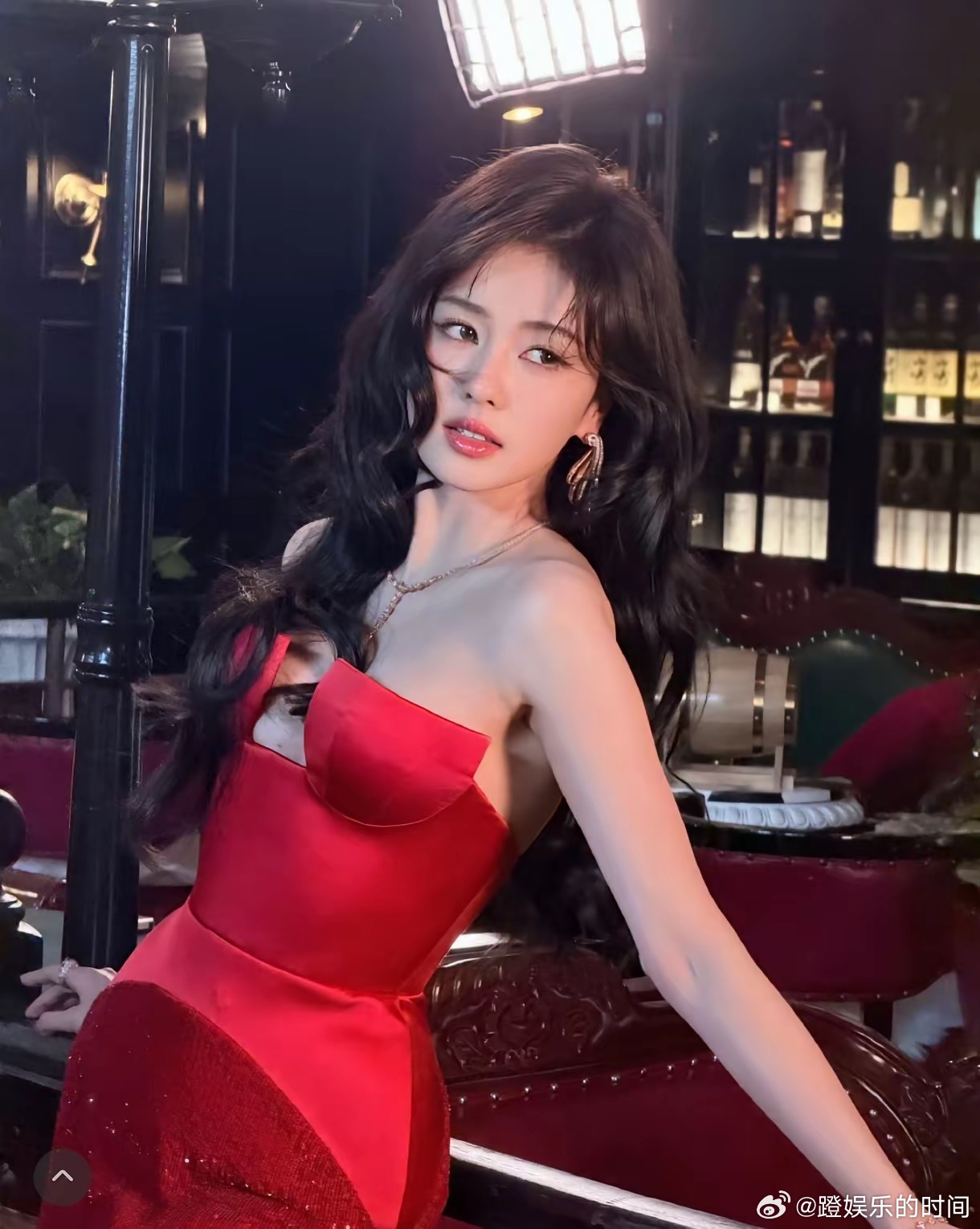 发现白鹿有一个特点，可能她自己都没有发现，那就是她的气质越来越像30岁的杨幂了。