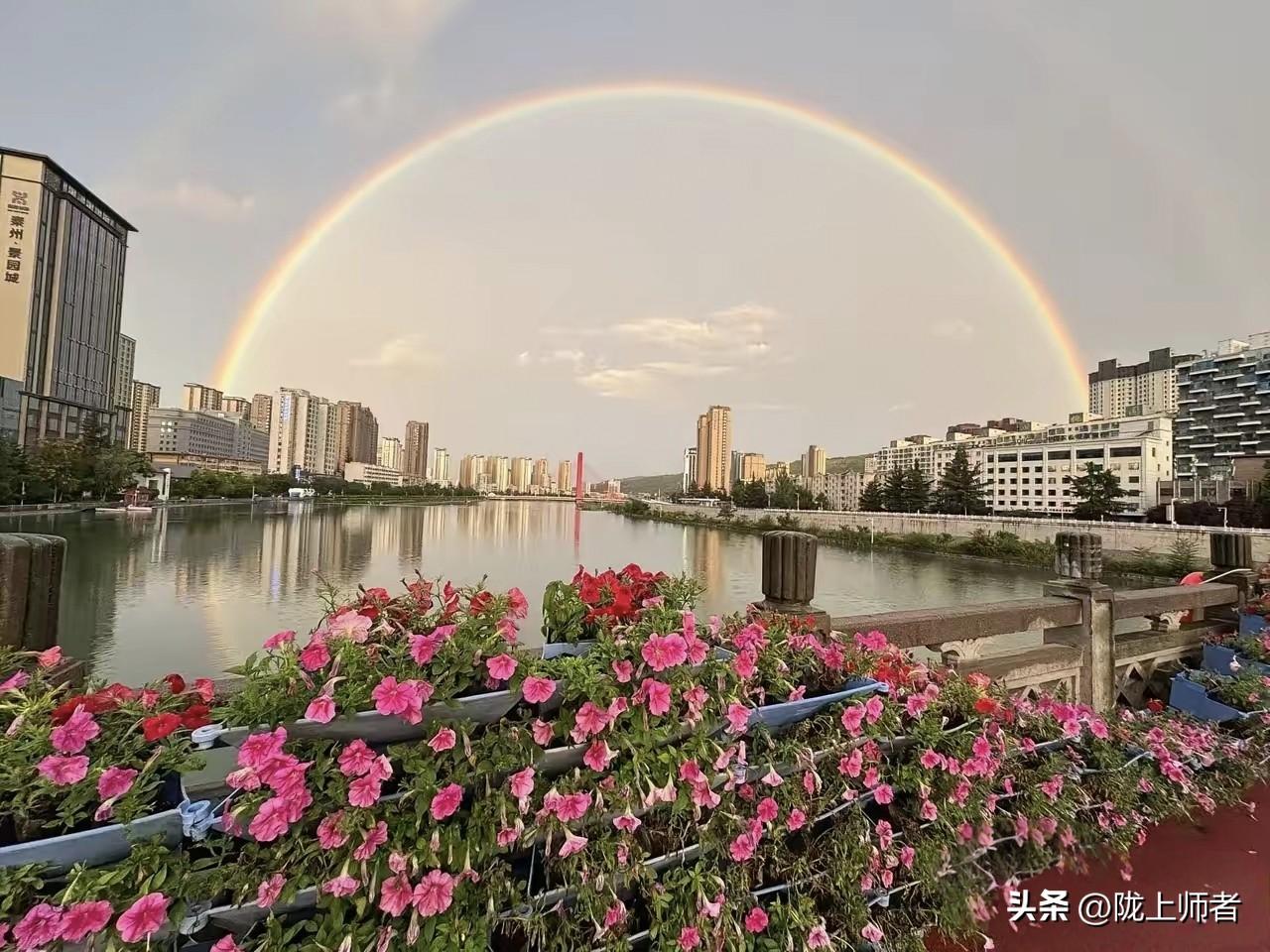 彩虹倒映湖中的美景应该只有天水独此一家！天水是一座值得旅游和打卡的温馨城市。