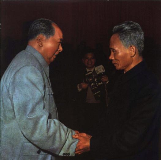 1971年11月毛主席会见范文同总理。