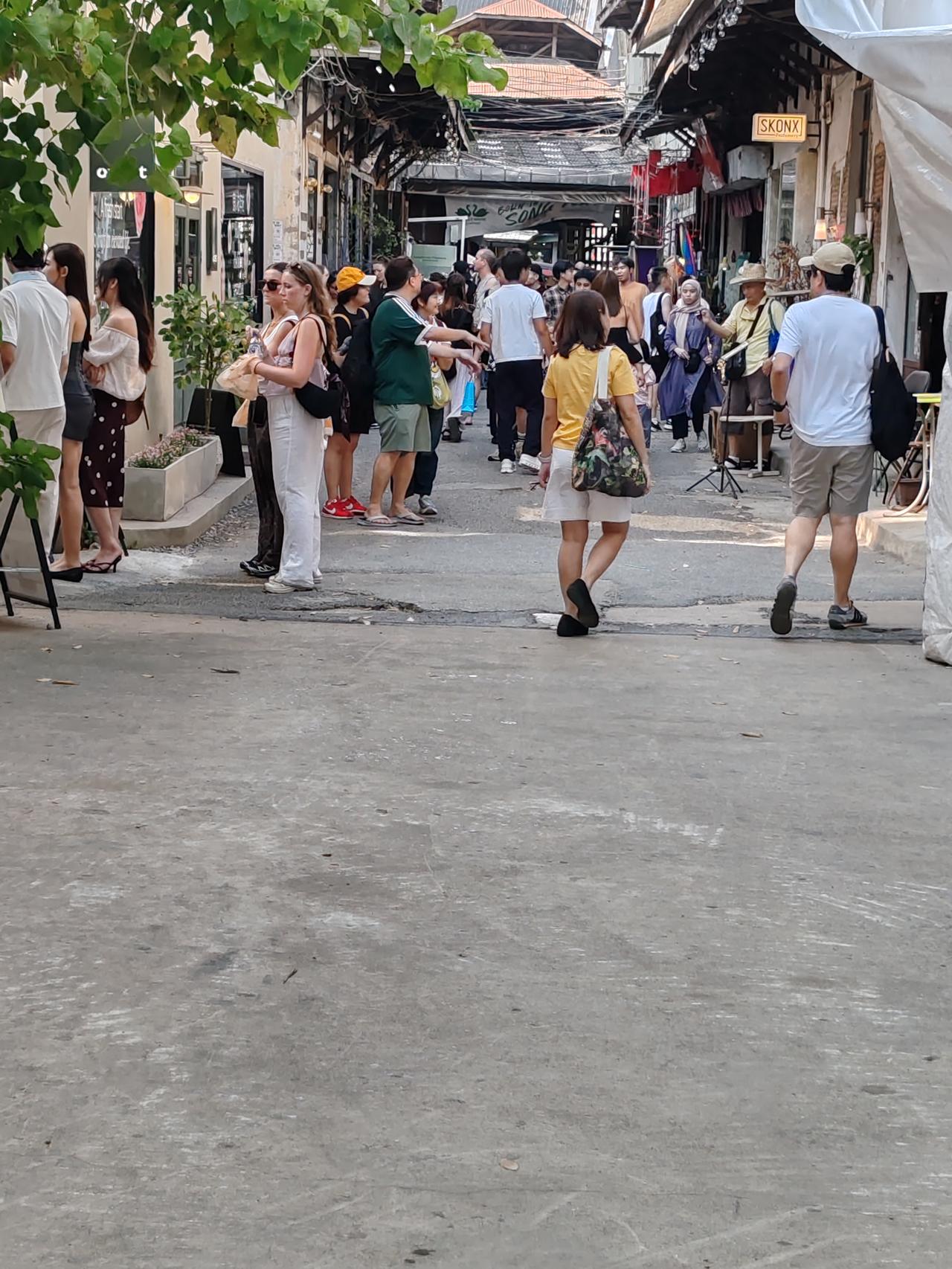 泰国曼谷，著名唐人街，和中国街完全一样，就连商店布局，杂货铺都一模一样，中国游客