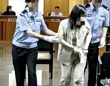 58岁女教师冲动一拳！职称编制全没，养老金或泡汤
 
这事儿真的看得人唏嘘！
 