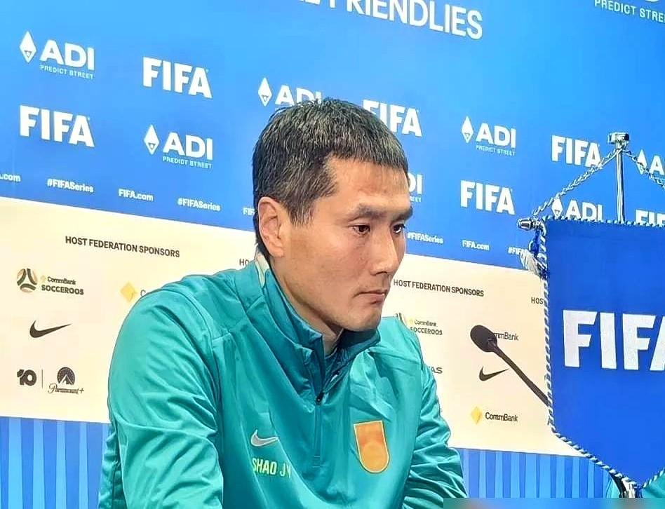 邵佳一赛后给队员打了满分。

国足在墨尔本0-2输给了喀麦隆，开场9分钟就连丢两