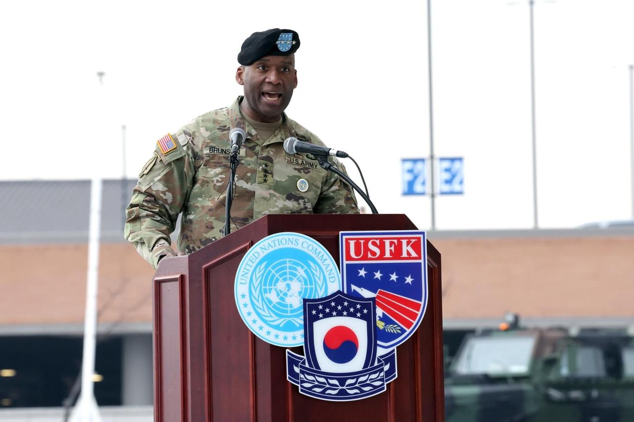 据韩国先驱报报道，驻韩美军司令布伦森在华盛顿出席国会听证会时，抛出了一个让首尔政