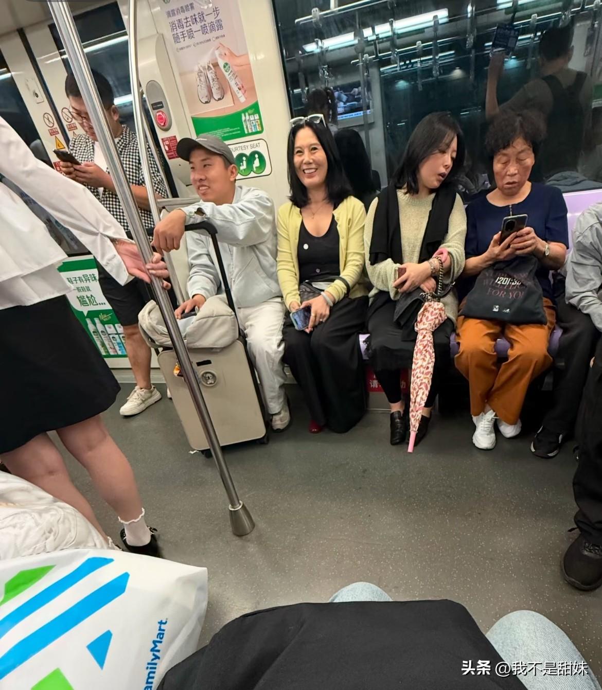 胜子怎么坐老幼病残位[吐舌]
我们胜子红绿色盲怎么不能坐了…完全符合条件！脱口秀