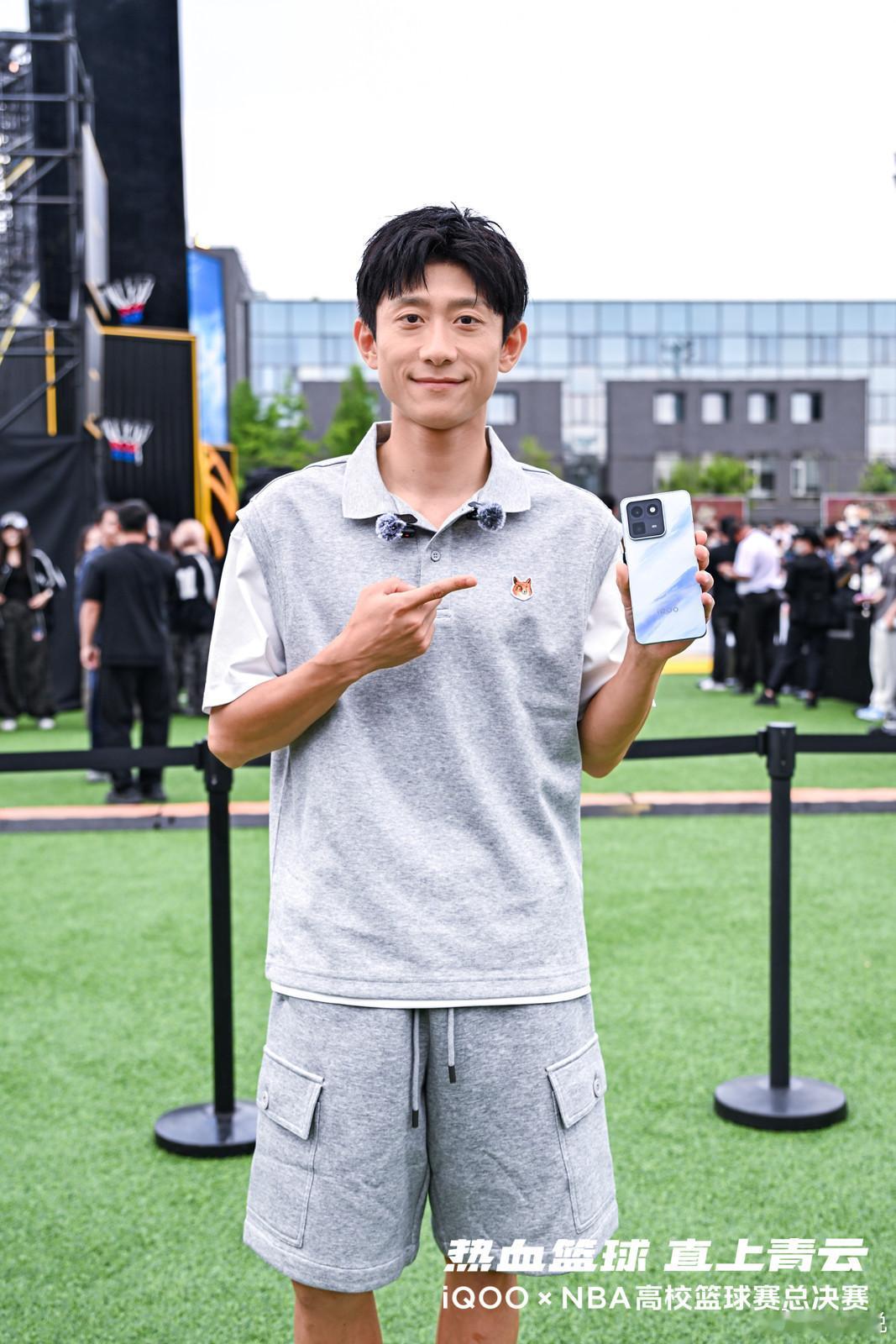 张一山现身iQOO × NBA高校篮球赛总决赛现场🏀上手体验iQOO 15T青