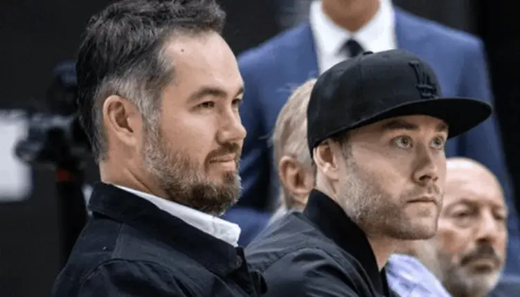 湖人正在重组其篮球运营部门，并立即解除了乔伊-巴斯和杰西-巴斯在管理层中的各自职