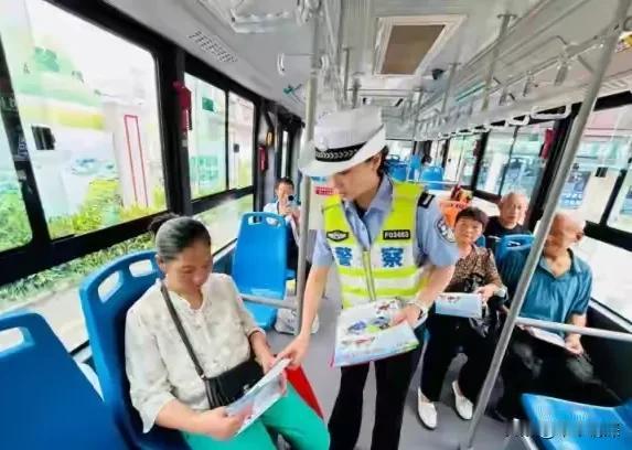 眉山市东坡区，从这张图片中可以看见，交警走进了服务区，而且主要说在公交车师傅行车