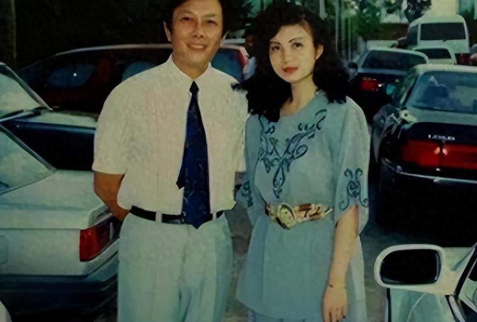 1990年除夕夜，唐国强的妻子洗完澡化好妆，穿上一身新衣，用一根绳子结束了自己的