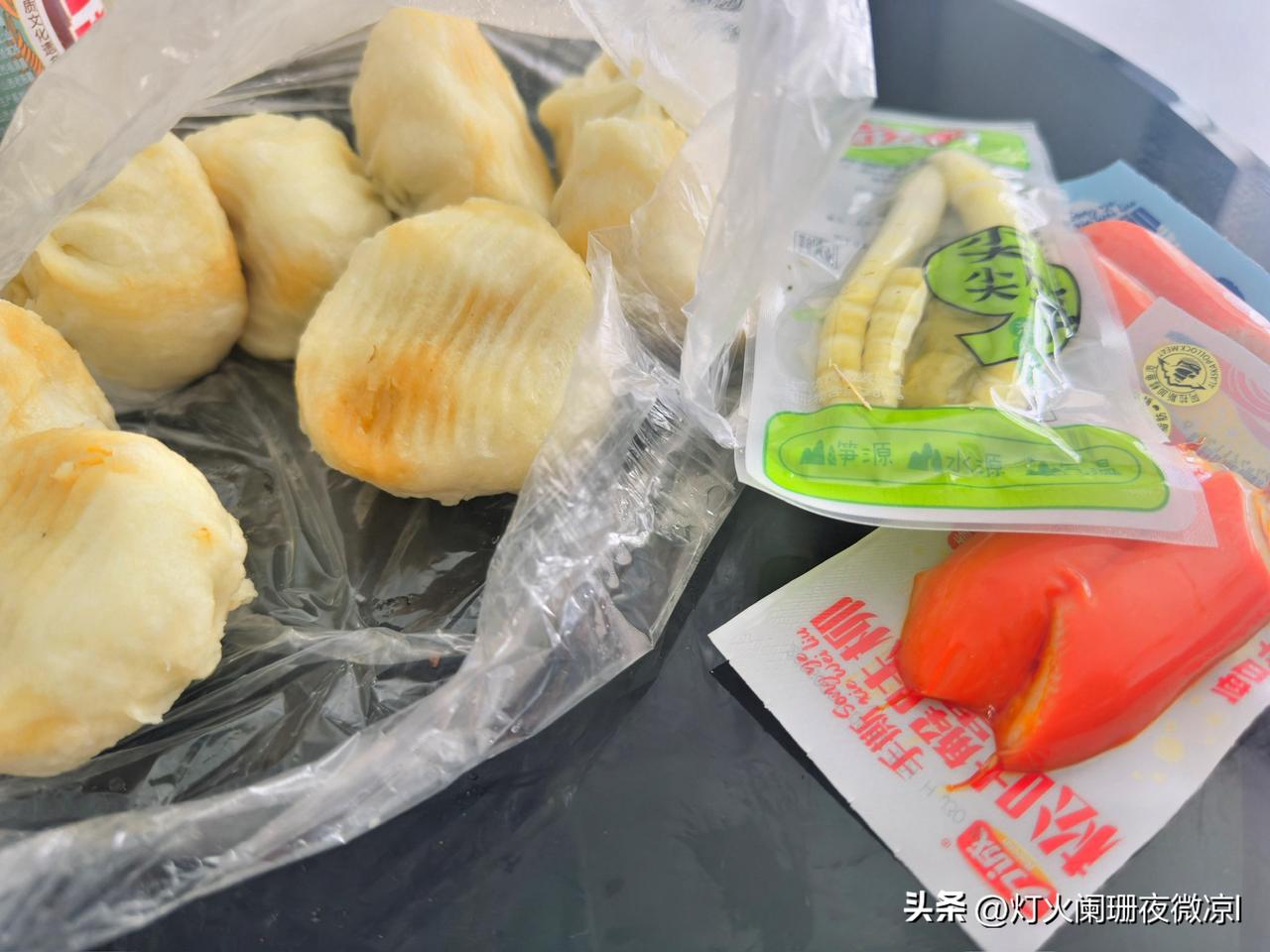 等到投喂时间了，他从单位带包子回来，咱也不挑，要求不高，有饭吃饿不着就行。
