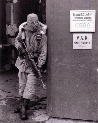 1980 年，戴口罩的美国士兵在西德训练时