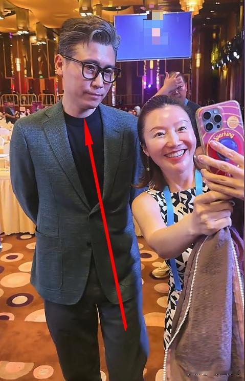 李乃文看人下菜碟，跟路人合照冷脸，拿到礼物后笑容来了。
 
昨天，他凭借《归队》